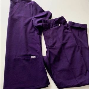 Figs eggplant (old style) purple scrub set.